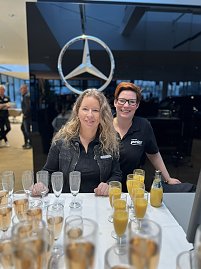 Zwei Mitarbeiterinnen am Sektempfang.