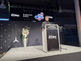 OB Dr. Robert Reck w&auml;hrend seines Gru&szlig;wortes am Rednerpult.