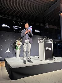 Andres Peter w&auml;hrend seiner Rede auf der B&uuml;hne.