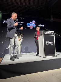 Andreas Peter und Esther Burg auf der B&uuml;hne.