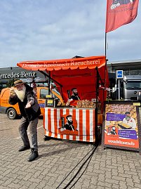 Detlef Werner vor seinem Stand "Deutsche Knoblauchräucherei".