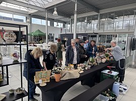 Man sieht den Stand der Keramikscheune Köthen. Davor stehen viele Besucher und schauen sich die Keramik an.