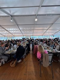 Gro&szlig;es Gastronomiezelt mit langen, voll besetzten Tafeln