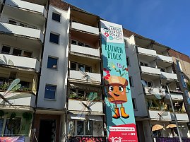 Ein Block, mit einem gro&szlig;en Schild, auf dem "Blumenblock" steht.