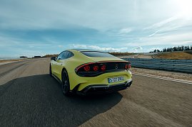 Das neue Mercedes-AMG GT 4-Türer Coupé von hinten.