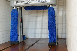 Moderne Waschanlage im Mercedes-Benz Autohaus Bernburg mit blauen Rundb&uuml;rsten und wei&szlig;en Kachelw&auml;nden.