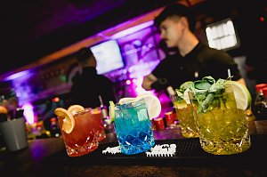 Gebrauchtwagen Award 2024 - Zum Anstoßen gab es Signature-Cocktails in den Logofarben der Sponsoren Dekra, Real Garant und Santander.