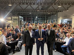 Blick in den Saal: Fritz G&uuml;ntzler, Mario Voigt und Helmut Peter stehen vorne, hinter ihnen viele G&auml;ste, die den CDU-Wahlkampfauftritt verfolgen.