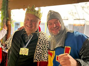 Helmut Peter verkleidet als König mit goldener Krone und Hermelinumhang, Enrico Dost als Ritter in silberner Rüstung – beide lächeln in die Kamera.