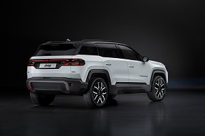 R&uuml;ckansicht des wei&szlig;en Jeep Compass mit schwarzen und roten LED-R&uuml;ckleuchten, schwarzem Dach und abgesetztem hinteren Sto&szlig;f&auml;nger.