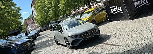 Mercedes-Benz Ausstellung bei der NOM MOT 2025: Mehrere Mercedes-Benz Fahrzeuge, darunter ein silberner Kompaktwagen im Vordergrund, sind in einer Reihe auf einem gepflasterten Platz ausgestellt, flankiert von Bannern der „Autohaus Peter Gruppe“.