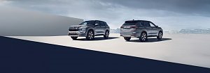 Das Bild zeigt den neuen Mitsubishi Outlander. Es sind zwei silbergraue Mitsubishi Outlander abgebildet  einer von vorne, einer von hinten  vor einer weiten, hellen Landschaft.