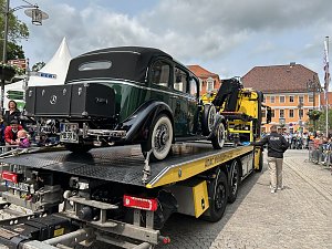 Ein grüner Mercedes-Oldtimer wird auf einem ADAC-Abschleppwagen des Autohaus Peter beim Festumzug in Sondershausen präsentiert. Zuschauer säumen die Straße, im Hintergrund stehen historische Gebäude.