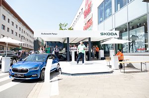 Skoda-Bühne beim Rolandsfest mit Centerleiter Thorsten Wiesner, der am Mikro zu den Besucherinnen und Besuchern spricht