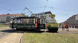 Historische Straßenbahn vom Straßenbahn-Korso mit XXL-Tortenattrappe zum 125-jährigen Jubiläum