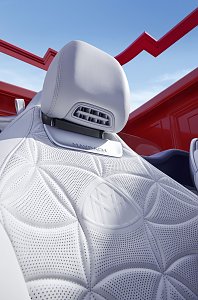 Der neue Mercedes-Maybach SL 680 Monogram Series in verschiedenen Perspektiven sowohl im Red Ambiance, als auch im White Ambiance