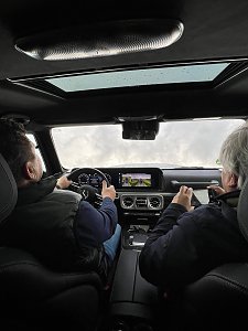 Aufnahme von der G-Klassen experience mit blick aus dem Cockpit in den Himmel bei einer Fahrübung.