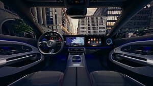 Das Bild zeigt einen weißen Mercedes-Benz CLA Shooting Brake, der auf einer breiten, nahezu leeren Stadtstraße fährt. Moderne Gebäude umgeben die Szene, das Licht wirkt weich und frühmorgendlich. Der Wagen ist seitlich zu sehen und vermittelt Dynamik sowie Eleganz.