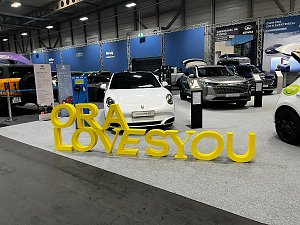 Weißer GWM Ora mit gelbem XXL Schriftzug davor: "ORA loves you"