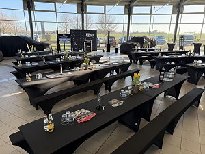 Man sieht das Setting des Unternehmerfrühstücks in Bernburg.