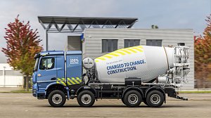 Elektrischer Betonmischer Mercedes-Benz eArocs 400 in Seitenansicht w&auml;hrend der Fahrt auf einem Firmengel&auml;nde