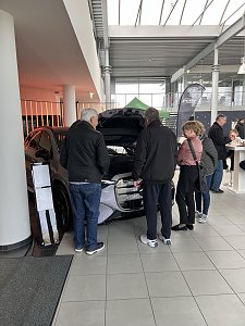 Besucher begutachten den neuen GLC, die Motohaube ist dabei offen.