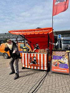 Detlef Werner vor seinem Stand "Deutsche Knoblauchr&auml;ucherei".