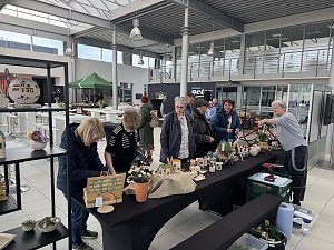 Man sieht den Stand der Keramikscheune K&ouml;then. Davor stehen viele Besucher und schauen sich die Keramik an.