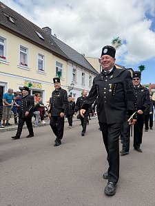 Man sieht Teilnehmer beim Festumzug in schwarzen "Gl&uuml;ck Auf"-Uniformen.