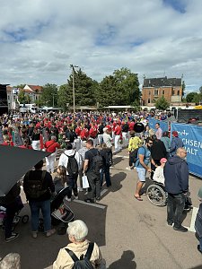 Beste Sicht vom Actros auf die Spielmannsleute in unterschiedlichen Vereinsfarben auf dem Rheineplatz.