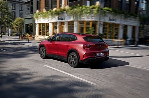 roter Mercedes-Benz GLA aus Heckansicht. 