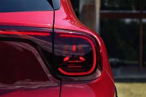 R&uuml;cklicht eines roten Mercedes-Benz GLA