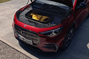 Komplettansicht des neuen GLA mit offener Motorhaube, um Stauraum zu pr&auml;sentieren. 