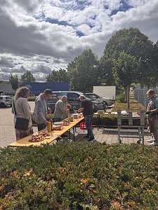 Gäste bedienen sich am Buffet