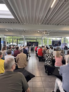 Gäste im Autohaus zum politischen Frühstück