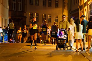 Läuferin beim Erfurter Nachtlauf 2026 auf der beleuchteten Strecke durch die Erfurter Innenstadt