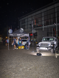 Stand der Autohaus Peter Gruppe mit beleuchtetem Jeep Wrangler Rubicon beim Erfurter Nachtlauf 2026.