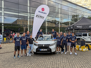 Laufteam der Autohaus Peter Gruppe gemeinsam mit einem Suzuki Vitara vor dem Erfurter Nachtlauf 2026.
