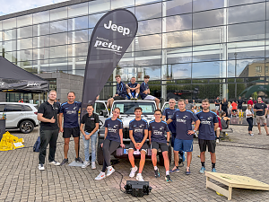 Laufteam der Autohaus Peter Gruppe vor und auf einem Jeep Wrangler Rubicon beim Erfurter Nachtlauf 2026