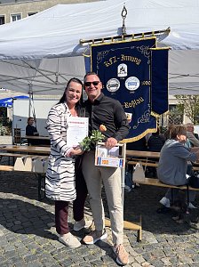 Geschäftsführerin Christina Dost und Serviceleiter Enrico Dost mit der Auszeichnung zum 10-jährigen Geschäftsjubiläum am Standort in Dessau.