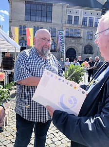 Auszeichnung des Mitarbeiters Andreas Schmidt für 30 Jahre Meistertätigkeit im Kfz-Handwerk.