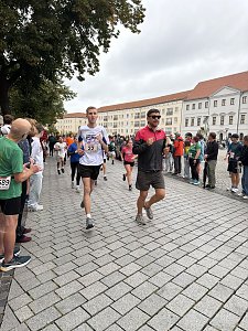 Man sieht einen Läufer unseres peter-Teams auf der Strecke.