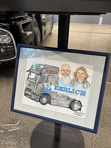 Eine Zeichnung von einem Mercedes-Benz Lkw und den Porträts von Natalie Ehrlich und Oliver Knauth. Der Name EHRLICH ist groß in Blau und Rot integriert.