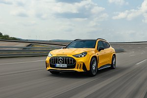 Man sieht den ersten vollelektrischen AMG GT aus dem SUV-Segment in einem kräftigen gelb. Das Fahrzeug fährt in Fahrtrichtung links auf einer Straße.