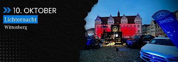 Ankündigung für die Lichternacht in Wittenberg am 10. Oktober. Links auf schwarzem Hintergrund steht der Text: 10. Oktober  Lichternacht Wittenberg. Rechts im Bild der Marktplatz von Wittenberg bei Dämmerung: Das historische Rathaus ist in Rot angestrahlt, davor mehrere beleuchtete Mercedes-Benz Fahrzeuge und ein Stand des Autohauses Peter mit großem Mercedes-Stern. (Autohaus Peter)