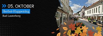 Ankündigung für das Herbst-Happening in Bad Lauterberg am 5. Oktober. Links auf schwarzem Hintergrund steht der Text: 05. Oktober  Herbst-Happening Bad Lauterberg. Rechts im Bild eine sonnige Einkaufsstraße mit Geschäften, Cafés und Außensitzplätzen. Am unteren Bildrand sind bunte Herbstblätter grafisch eingefügt. (Stadt Bad Lauterberg / Autohaus Peter)