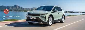Der neue Skoda Elroq in hellem Grün fährt auf einer Straße, im Hintergrund ein See und Berge. Links das Ret Dot Logo. (Skoda Auto Deutschland GmbH)