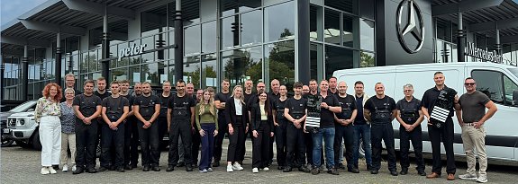 Stellvertretend f&uuml;r das gesamte Service-Team halten die Dessauer Kollegen die Auszeichnung "Service mit Stern&reg;" in den H&auml;nden.