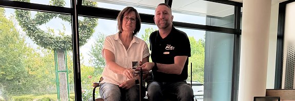 &Uuml;bergabe des goldenen Mercedes-Benz Schl&uuml;sselanh&auml;ngers.