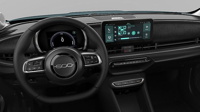 Detailaufnahmen eines blauen Fiat 600: Innenraum mit Lenkrad und Infotainmentsystem